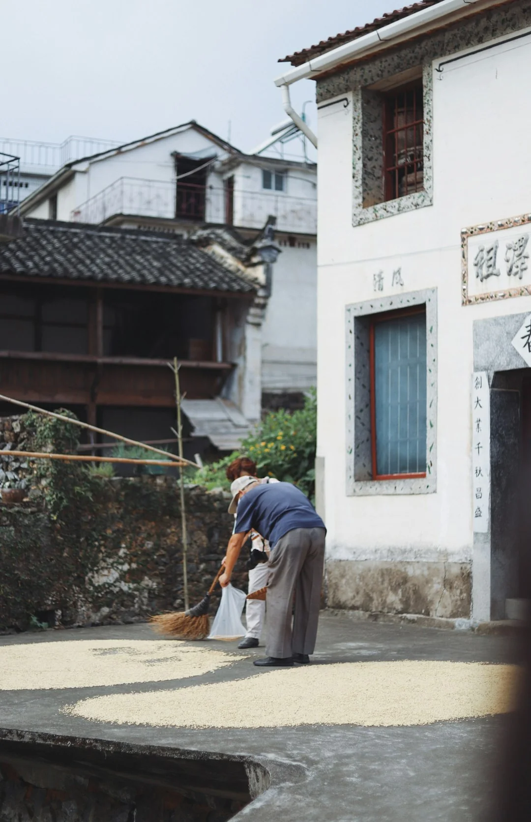 Un homme adulte nettoie une fenêtre en verre à l’intérieur, en se concentrant sur les tâches ménagères et la propreté.