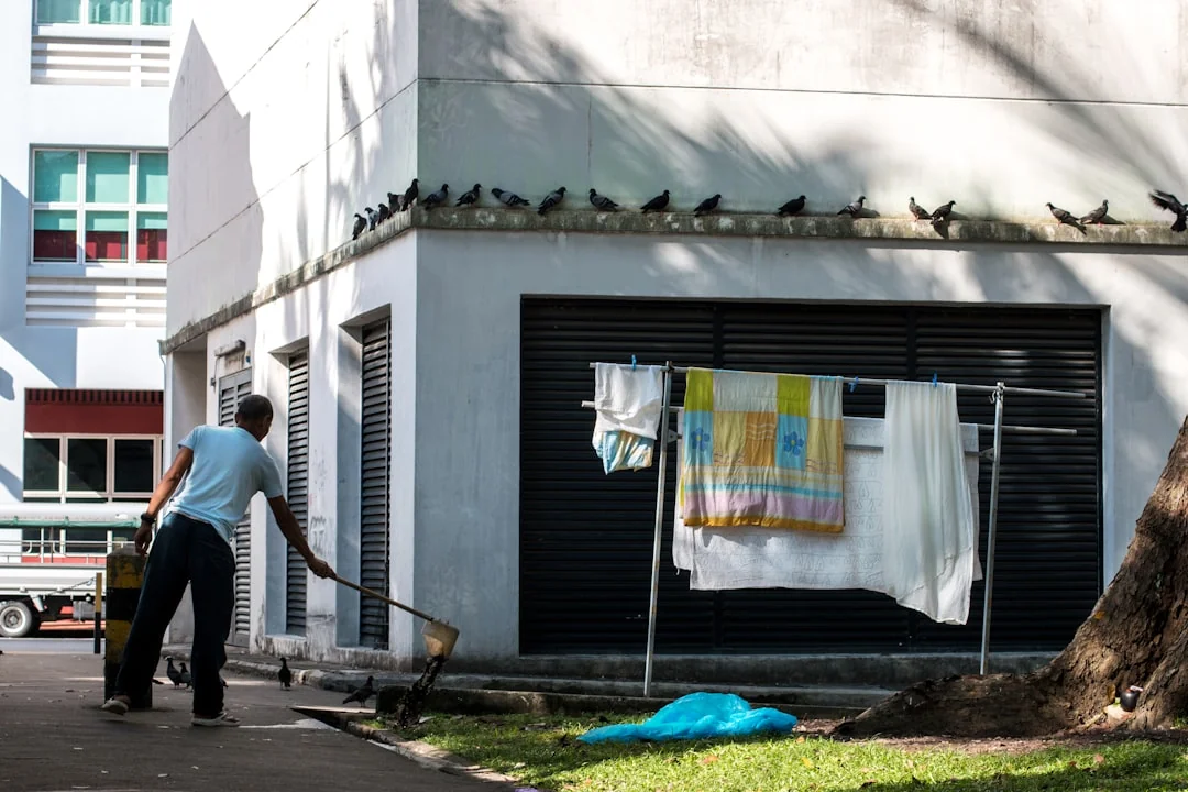 Un couple asiatique s’amuse en nettoyant son domicile, apportant une ambiance joyeuse.